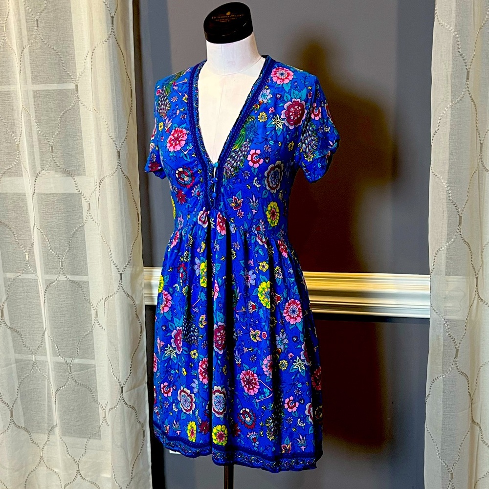 Absolutely stunning dress with floral and peacock pattern size Med short sleeve